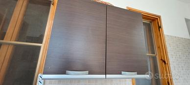 Cucina moderna, 3 pensili a 2 ante e piano lavoro