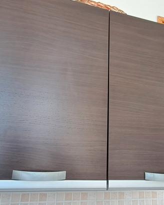 Cucina moderna, 3 pensili a 2 ante e piano lavoro
