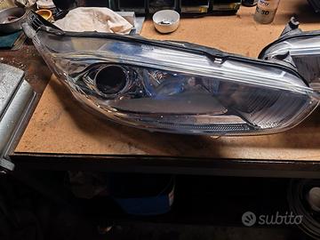 coppia di fari Ford fiest