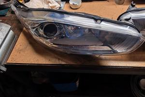 coppia di fari Ford fiest