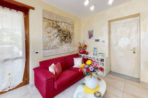 LUMINOSO TRILOCALE CON GIARDINO IMMERSO NEL VERDE.