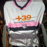 Simil-maglia del Palermo di pesante critica