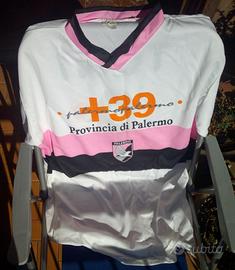 Simil-maglia del Palermo di pesante critica