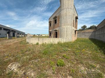 Piazzale con palazzina uffici/casa custode