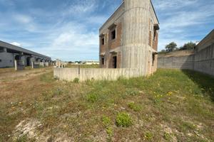 Piazzale con palazzina uffici/casa custode