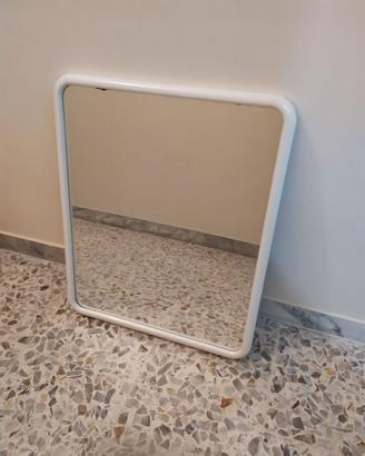 Specchio con cornice in plastica bianca