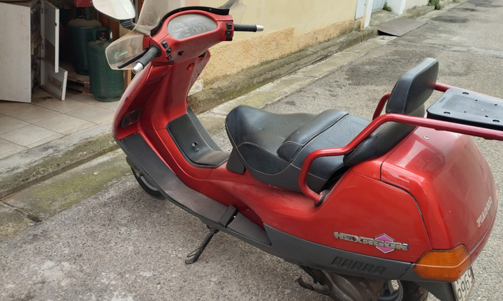 Piaggio hexagon 150