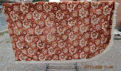 coperta in velluto con lato arrotondato con ponpo