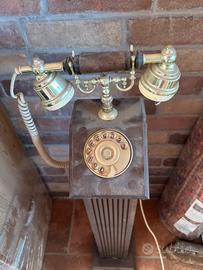 Telefono a colonna in legno