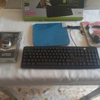 tastiera, mouse, tappetino e cuffie con microfono.