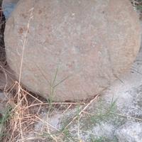 Ruota in pietra più bottiglioni da arredamento