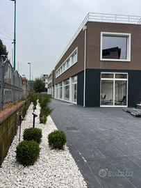 ufficio con box auto