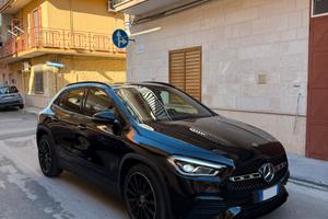 Mercedes GLA 200d allestimento PREMIUM AMG