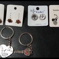 Orecchini vari e portachiavi in acciaio inossidabi