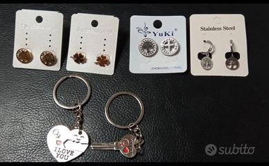 Orecchini vari e portachiavi in acciaio inossidabi
