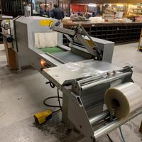 Confezionatrice angolare con tunnel termoretrazion