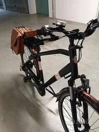 bici elettrica nera uomo anno 2024