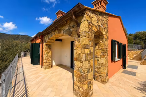Villa di 240 m² con 5 locali e box auto doppio a T