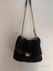 Borsa nera elegante con catena dorata e tracolla