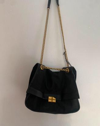 Borsa nera elegante con catena dorata e tracolla