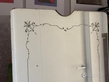 Specchio antico con decori