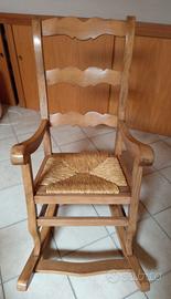 Sedia a dondolo in legno massello di ulivo