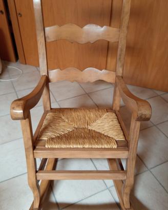 Sedia a dondolo in legno massello di ulivo
