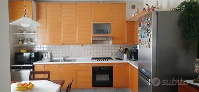 cucina completa di forno e  piano cottura 
