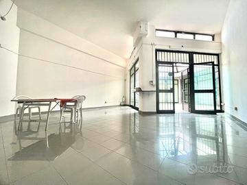 Negozio su un unico livello con ripostiglio