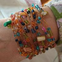 Bracciale con perline colorate, fatto a mano