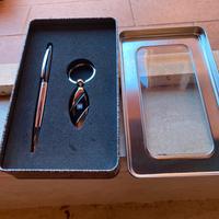 Penna e portachivi in confezione
