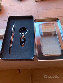 Penna e portachivi in confezione