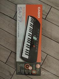 Pianola CASIO SA-77 electronic keyboard