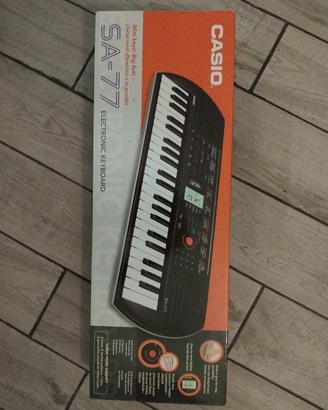 Pianola CASIO SA-77 electronic keyboard