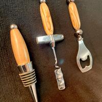 set vino con apribottiglie in legno di olivo