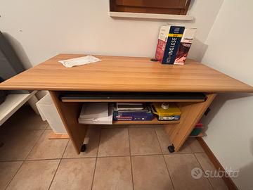 Scrivania / mobile porta PC in legno con ripiano e