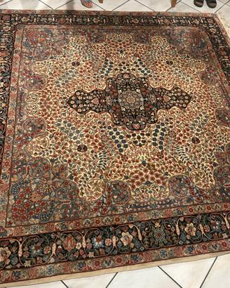 Tappeto persiano Kerman con dimensioni 242x244 cm