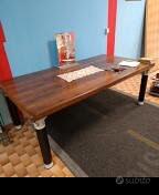 stupendo tavolo in noce massello con inserti in pl