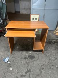 scrivania e porta pc