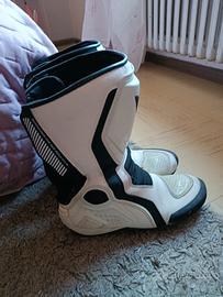 tuta moto e stivali 