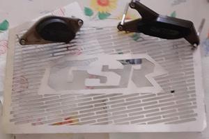 Gsr 600 griglia radiatore + para motore