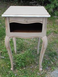comodino francese laccato