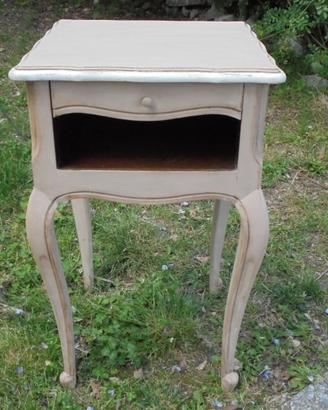 comodino francese laccato