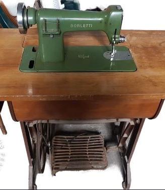 Macchina da cucire d' epoca  Borletti con mobile