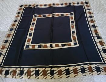 Foulard Aquascutum, 100% seta, colore fantasia.