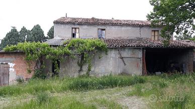 Rustico di ampia metratura con terreno