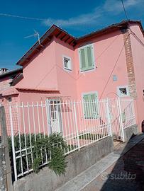 Casa su 2 piani di 70 mq più spazio esterno