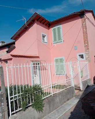 Casa su 2 piani di 70 mq più spazio esterno