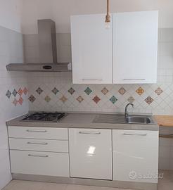 cucina completa con elettrodomestici 