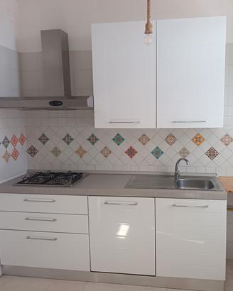 cucina completa con elettrodomestici 